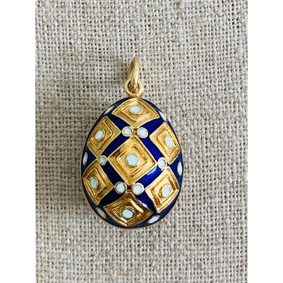 18kt 750 yellow gold enamel square Motifs egg pendant
